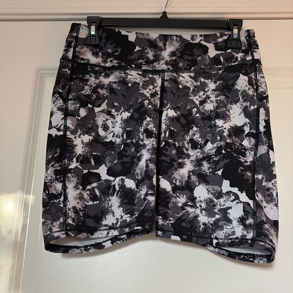 GapFit Biker Shorts - Picture 1 of 4